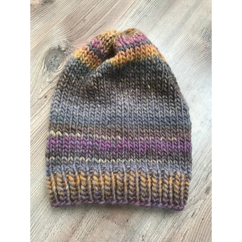 Bonnet gris, violet et ocre
