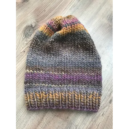 Bonnet gris, violet et ocre