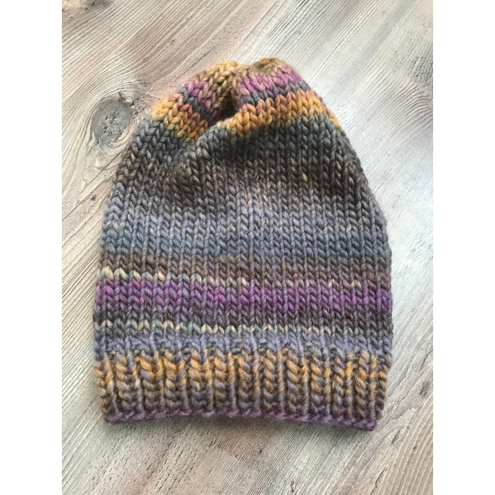 Bonnet gris, violet et ocre